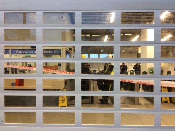 Χάος και πανικός από καπνό σε σιδηροδρομικό σταθμό του Λονδίνου- Πληροφορίες για τραυματίες [εικόνες] | iefimerida.gr 0