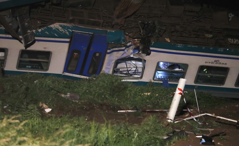 Ιταλία: Σύγκρουση τρένου με φορτηγό -Δύο νεκροί [εικόνες] | iefimerida.gr 0