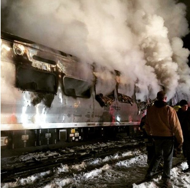 Τραγωδία στη Νέα Υόρκη: Τρένο καρφώθηκε σε αυτοκίνητο και τυλίχθηκε στις φλόγες [εικόνες & βίντεο] | iefimerida.gr 3