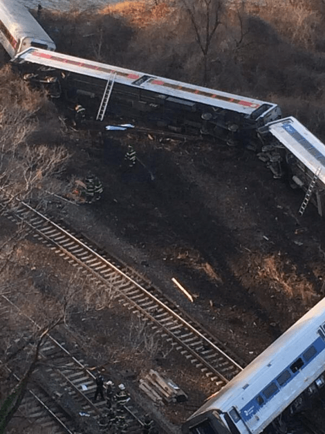 Eκτροχιασμός τρένου στο Μπρονξ - Τουλάχιστον 4 νεκροί και δεκάδες τραυματίες [εικόνες&βίντεο] | iefimerida.gr 4
