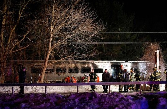 Τραγωδία στη Νέα Υόρκη: Τρένο καρφώθηκε σε αυτοκίνητο και τυλίχθηκε στις φλόγες [εικόνες & βίντεο] | iefimerida.gr 8