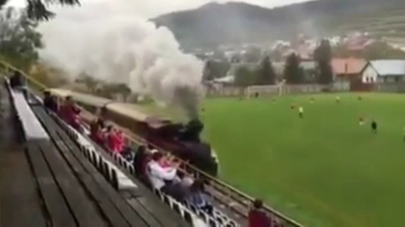 Τρένο... εισέβαλε σε γήπεδο ποδοσφαίρου [εικόνες & βίντεο] | iefimerida.gr 1