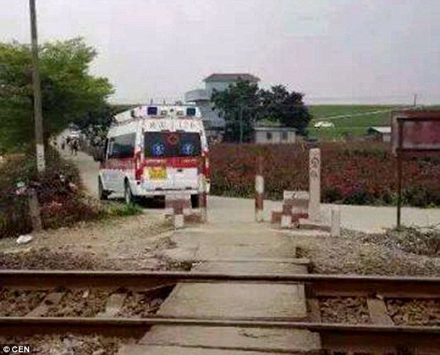 Σοκαριστικό: Σκοτώθηκε βγάζοντας σέλφι -Την πάτησε  το τρένο! [εικόνες] | iefimerida.gr 2