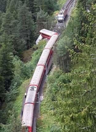 Εκτροχιασμός τρένου στην Ελβετία -Δύο βαγόνια κρεμάστηκαν στον γκρεμό [εικόνες&βίντεο] | iefimerida.gr 1