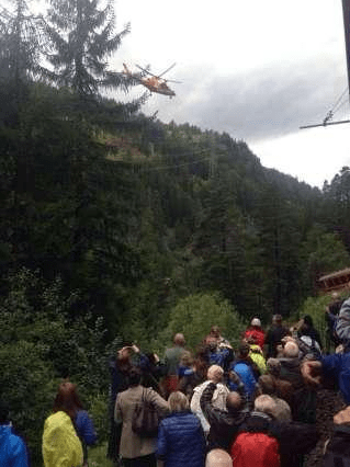 Εκτροχιασμός τρένου στην Ελβετία -Δύο βαγόνια κρεμάστηκαν στον γκρεμό [εικόνες&βίντεο] | iefimerida.gr 2