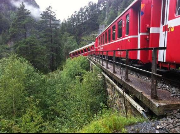 Εκτροχιασμός τρένου στην Ελβετία -Δύο βαγόνια κρεμάστηκαν στον γκρεμό [εικόνες&βίντεο] | iefimerida.gr 3