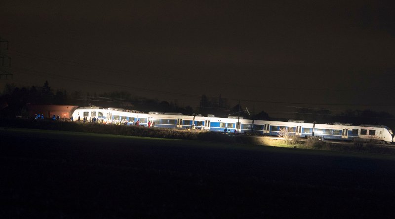 Σύγκρουση τρένων κοντά στο Ντίσελντορφ -Δεκάδες τραυματίες και παγιδευμένοι [εικόνες] | iefimerida.gr 1