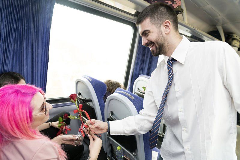 Η ΤΡΑΙΝΟΣΕ γιόρτασε τον Αγιο Βαλεντίνο: Προσέφερε κόκκινα τριαντάφυλλα & σοκολατάκια στους επιβάτες [εικόνες]  | iefimerida.gr 0