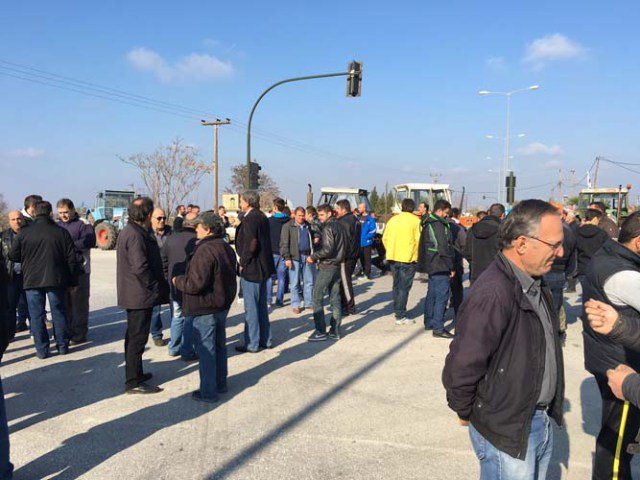 Εκατοντάδες αγρότες στους δρόμους – Aκαρπη η συνάντηση με τον αρμόδιο υπουργό | iefimerida.gr 1