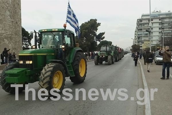 «Μπλόκο» αγροτών στον Λευκό Πύργο -Με τρακτέρ στο κέντρο [εικόνες & βίντεο] | iefimerida.gr 0