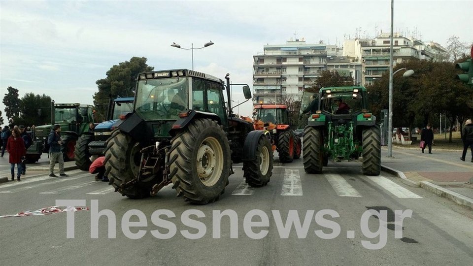 «Μπλόκο» αγροτών στον Λευκό Πύργο -Με τρακτέρ στο κέντρο [εικόνες & βίντεο] | iefimerida.gr 1