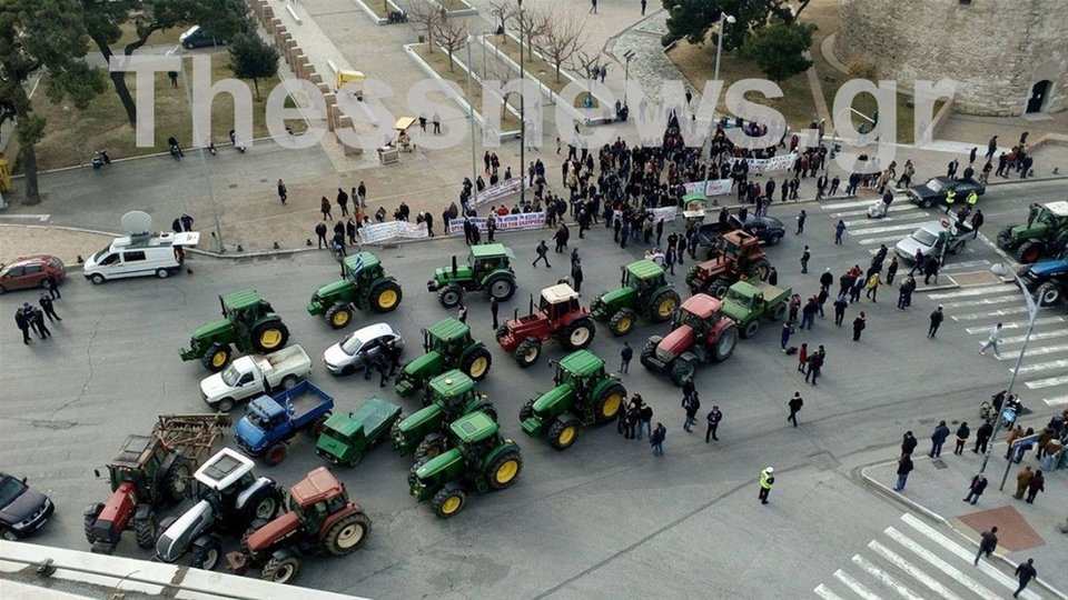 «Μπλόκο» αγροτών στον Λευκό Πύργο -Με τρακτέρ στο κέντρο [εικόνες & βίντεο] | iefimerida.gr 2
