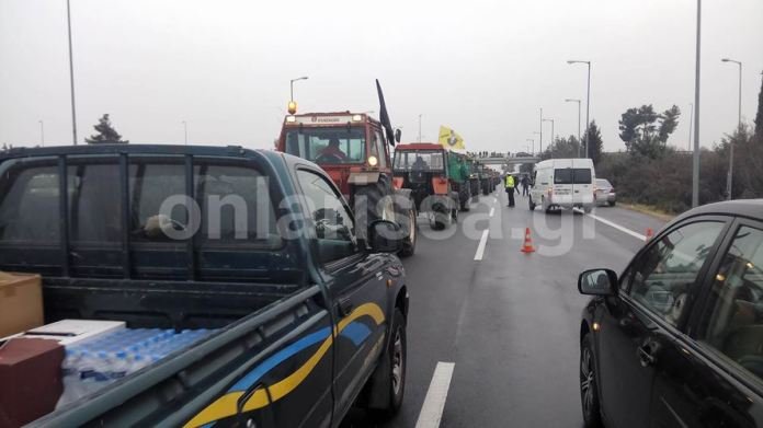 Με 350 τρακτέρ οι αγρότες της Λάρισας έκλεισαν το δρόμο στον κόμβο της Νίκαιας -Ενταση με την αστυνομία [εικόνες & βίντεο]  | iefimerida.gr 1