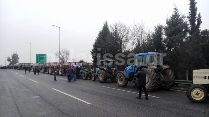 Με 350 τρακτέρ οι αγρότες της Λάρισας έκλεισαν το δρόμο στον κόμβο της Νίκαιας -Ενταση με την αστυνομία [εικόνες & βίντεο]  | iefimerida.gr 0