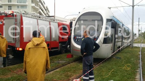 Τραγωδία στον Φλοίσβο -Συρμός του τραμ παρέσυρε και σκότωσε γυναίκα [εικόνες] | iefimerida.gr 2