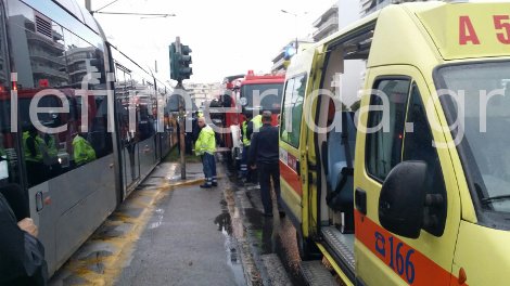 Τραγωδία στον Φλοίσβο -Συρμός του τραμ παρέσυρε και σκότωσε γυναίκα [εικόνες] | iefimerida.gr 3