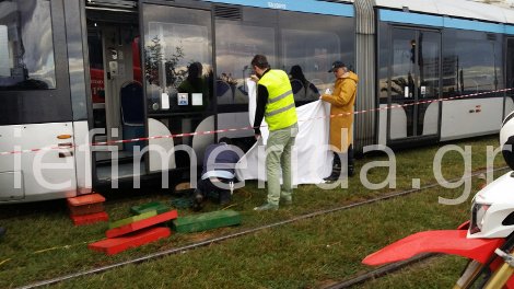 Τραγωδία στον Φλοίσβο -Συρμός του τραμ παρέσυρε και σκότωσε γυναίκα [εικόνες] | iefimerida.gr 1