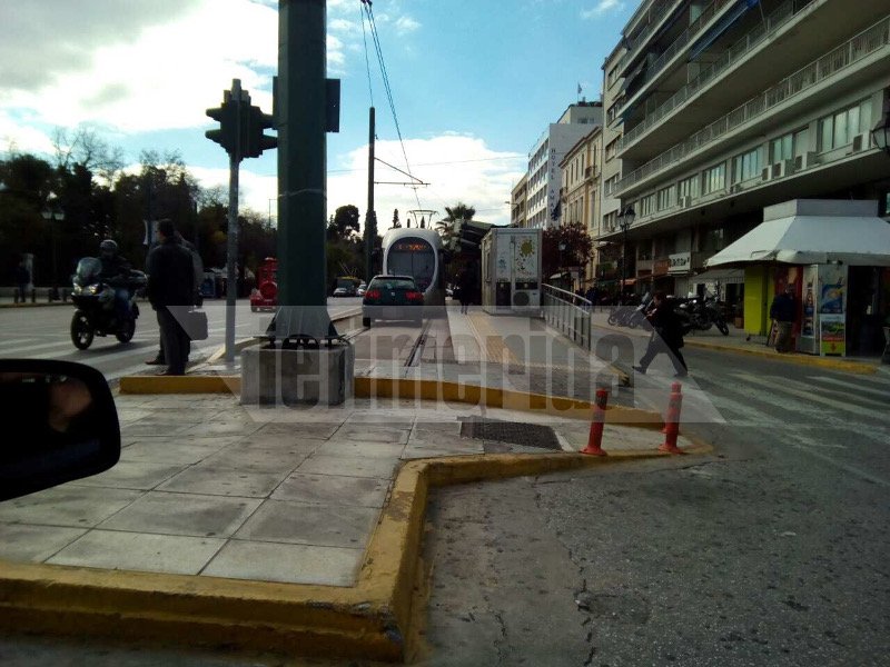 Στο Σύνταγμα οδηγός πάρκαρε το ΙΧ του στις ράγες του τραμ και έφυγε [εικόνα] | iefimerida.gr 0