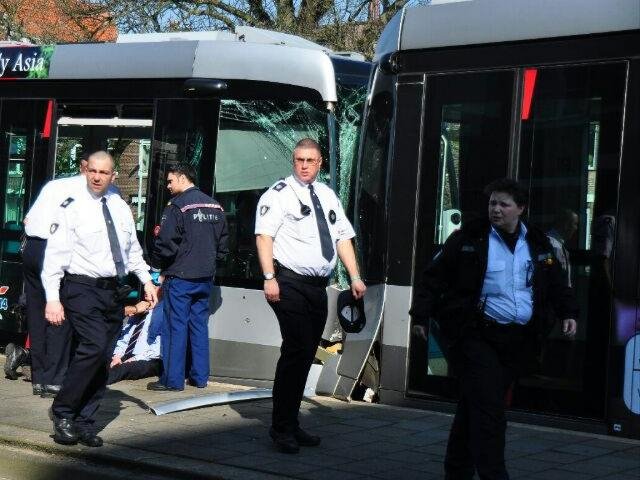 Δεκάδες τραυματίες από σύγκρουση τριών τραμ στο Ρότερνταμ-Οκτώ ασθενοφόρα και ένα ελικόπτερο στη σκηνή του ατυχήματος [εικόνες] | iefimerida.gr 1