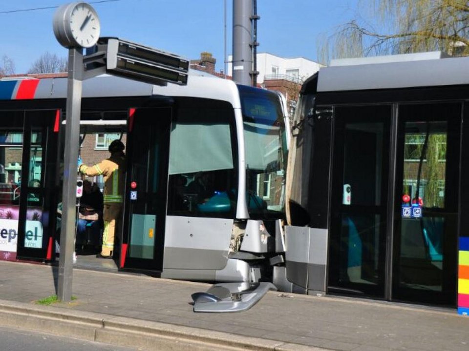 Δεκάδες τραυματίες από σύγκρουση τριών τραμ στο Ρότερνταμ-Οκτώ ασθενοφόρα και ένα ελικόπτερο στη σκηνή του ατυχήματος [εικόνες] | iefimerida.gr 3