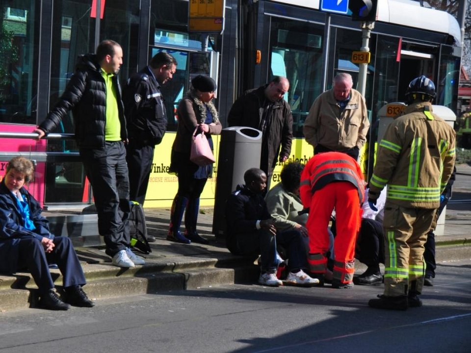 Δεκάδες τραυματίες από σύγκρουση τριών τραμ στο Ρότερνταμ-Οκτώ ασθενοφόρα και ένα ελικόπτερο στη σκηνή του ατυχήματος [εικόνες] | iefimerida.gr 2