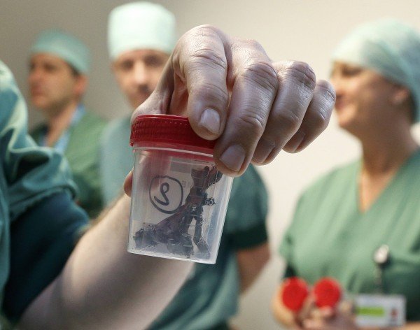 Εβγαλαν βίδες και μεταλλικά θραύσματα από τα θύματα των επιθέσεων στις Βρυξέλλες [εικόνες] | iefimerida.gr 2