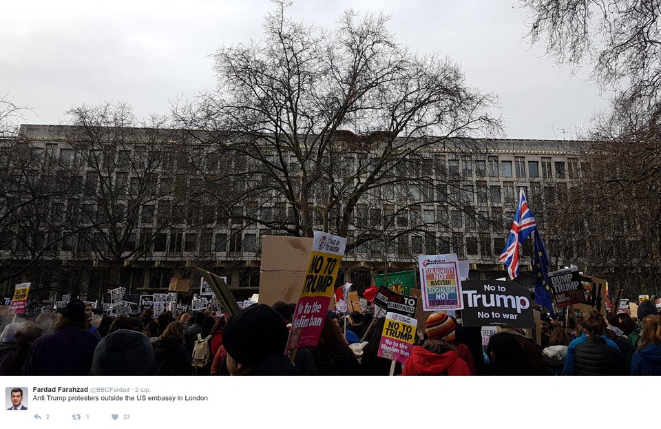 Λονδίνο: Χιλιάδες Βρετανοί στους δρόμους κατά του Τραμπ - Κρατούσαν μαύρα πλακάτ με κηλίδες από «αίμα» [εικόνες&βίντεο] | iefimerida.gr 1