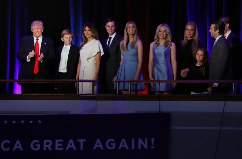 Ολοι οι Τραμπ στη σκηνή, δίπλα στον νέο πρόεδρο -Νυν σύζυγος, πρώην, παιδιά και εγγόνια [εικόνες] | iefimerida.gr 3