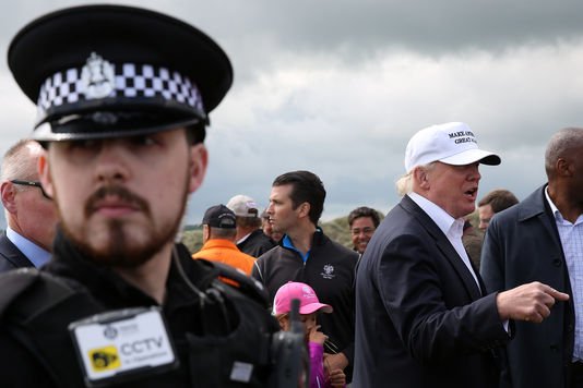 O Ντόναλντ Τραμπ πήγε να παίξει γκολφ στη Σκωτία και τον γιουχάισαν [εικόνες] | iefimerida.gr 0