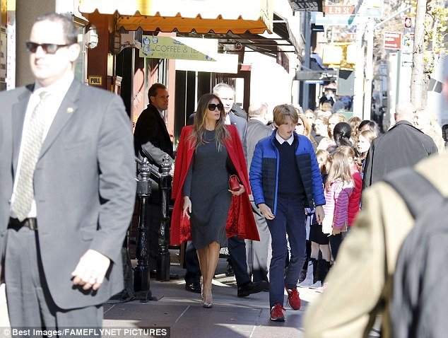 Η πρώτη έξοδος της Μελάνια χωρίς τον Τραμπ -Με τον γιο της και αέρα ντίβας [εικόνες] | iefimerida.gr 1