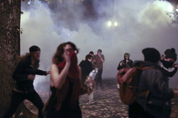 Πυροβολισμοί σε πορεία διαδηλωτών κατά του Τραμπ -Επικράτησε χάος | iefimerida.gr 0