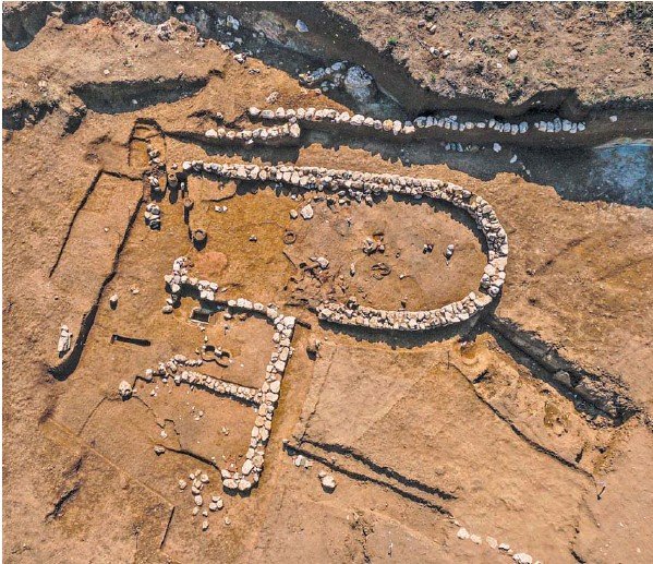 Απίστευτο: Νταλίκα μετέφερε σε απόσταση 15 χιλιομέτρων μνημείο βάρους 80 τόνων [εικόνες] | iefimerida.gr 0