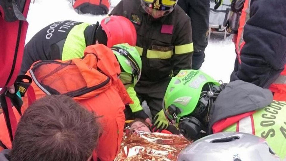 Ιταλία: Απεγκλώβισαν 9 από το ξενοδοχείο που θάφτηκε στο χιόνι | iefimerida.gr 1