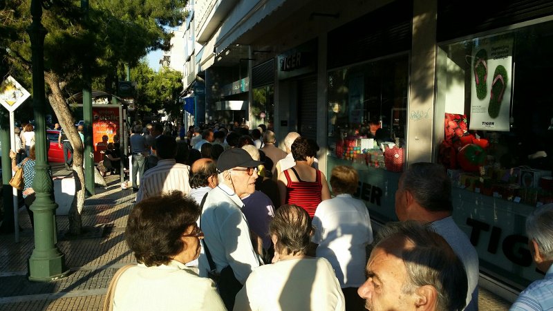 Ταλαιπωρία: Για 2η ημέρα οι συνταξιούχοι στις ουρές της ντροπής για 120 ευρώ [εικόνες] | iefimerida.gr 1