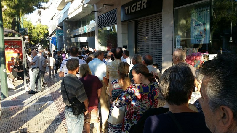 Greek retirees besiege banks for the second day | iefimerida.gr 0