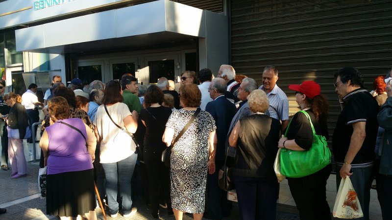 Greek retirees besiege banks for the second day | iefimerida.gr 1