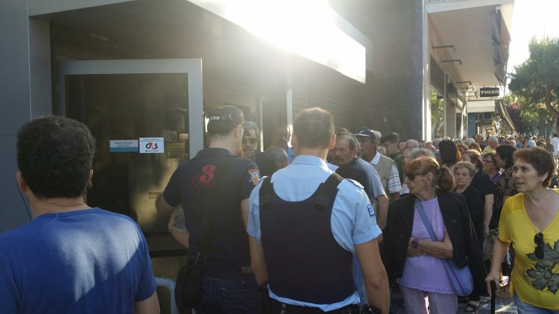 Ταλαιπωρία: Για 2η ημέρα οι συνταξιούχοι στις ουρές της ντροπής για 120 ευρώ [εικόνες] | iefimerida.gr 4