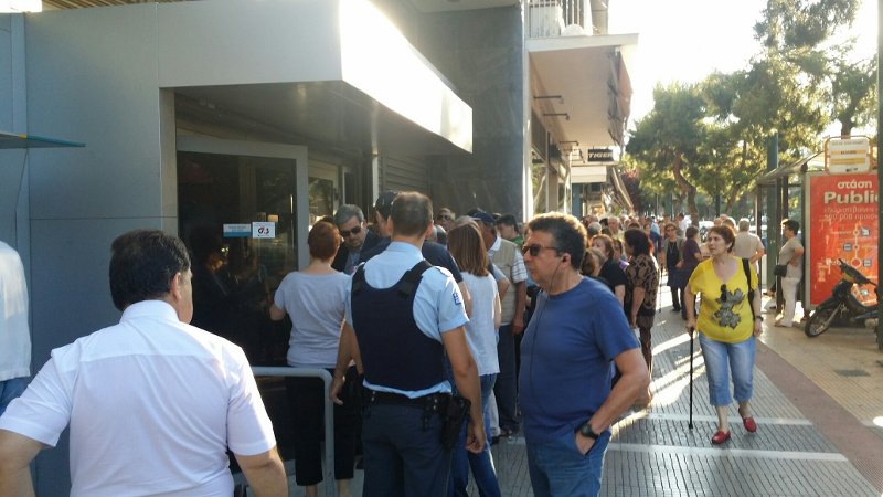 Ταλαιπωρία: Για 2η ημέρα οι συνταξιούχοι στις ουρές της ντροπής για 120 ευρώ [εικόνες] | iefimerida.gr 5