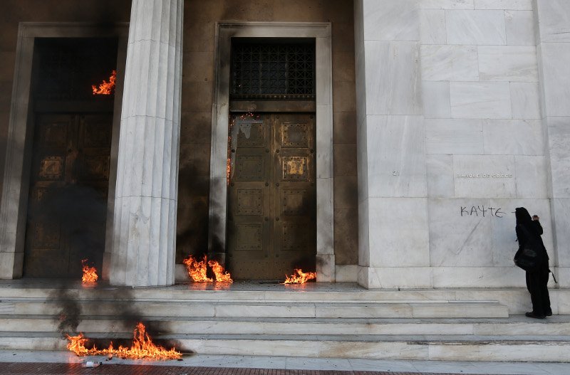 Μολότοφ, πέτρες και δακρυγόνα στην πορεία κατά της λιτότητας | iefimerida.gr 12