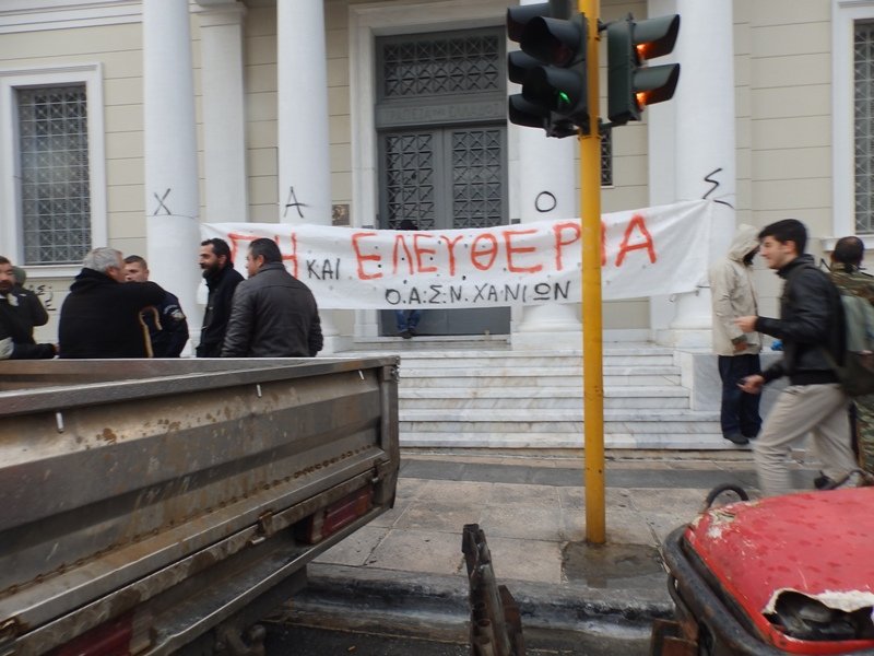 Κατάληψη της ΤτΕ στα Χανιά από αγρότες [εικόνες] | iefimerida.gr 3