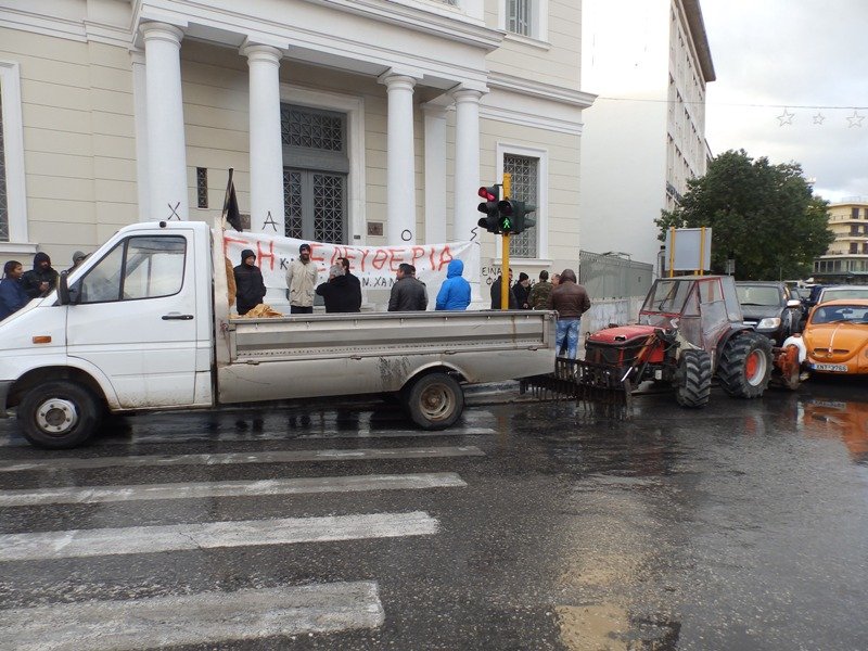 Κατάληψη της ΤτΕ στα Χανιά από αγρότες [εικόνες] | iefimerida.gr 2