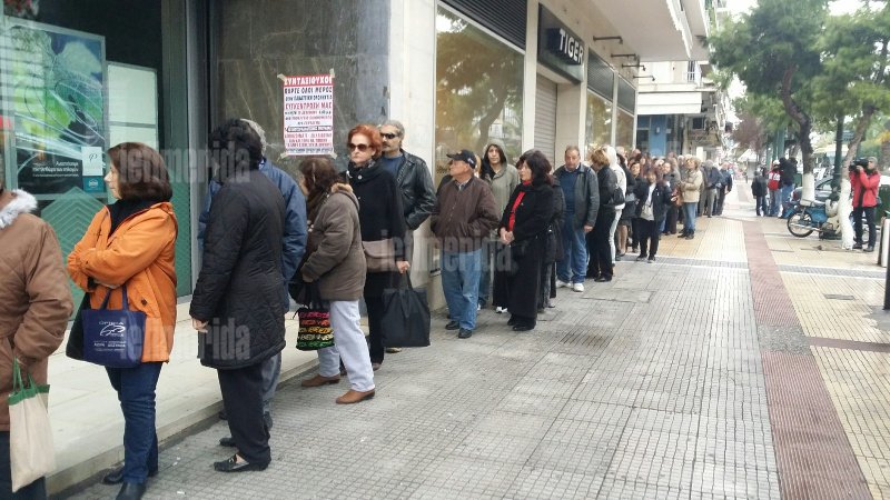 Στις ουρές της ταλαιπωρίας -Χαμός στις τράπεζες από τα ξημερώματα [εικόνες] | iefimerida.gr 2