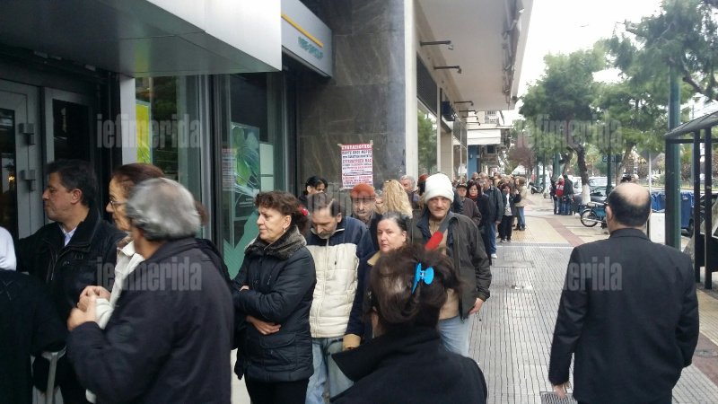 Στις ουρές της ταλαιπωρίας -Χαμός στις τράπεζες από τα ξημερώματα [εικόνες] | iefimerida.gr 3