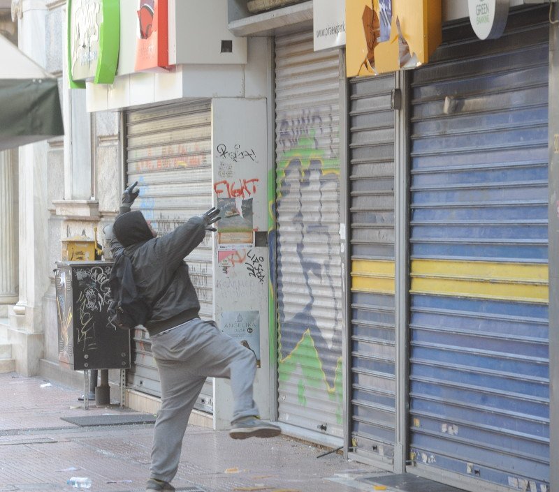 Μολότοφ, πέτρες και δακρυγόνα στην πορεία κατά της λιτότητας | iefimerida.gr 9