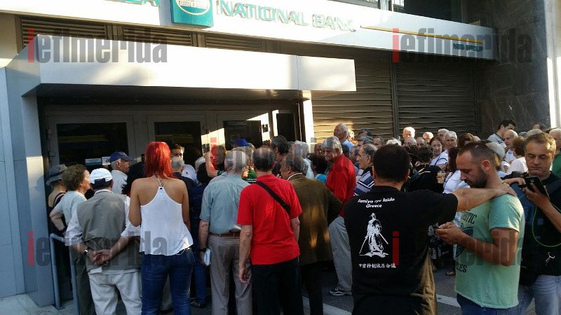 Για τρίτη ημέρα στις ουρές της ντροπής οι συνταξιούχοι για τα 120 ευρώ [εικόνες] | iefimerida.gr 0