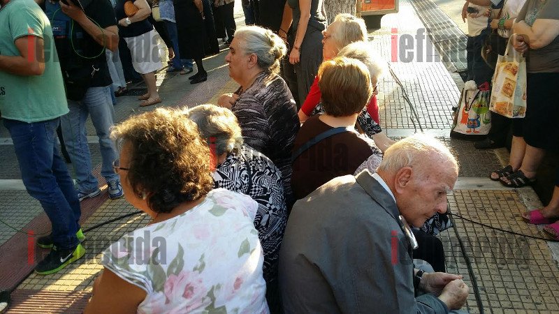 Για τρίτη ημέρα στις ουρές της ντροπής οι συνταξιούχοι για τα 120 ευρώ [εικόνες] | iefimerida.gr 1