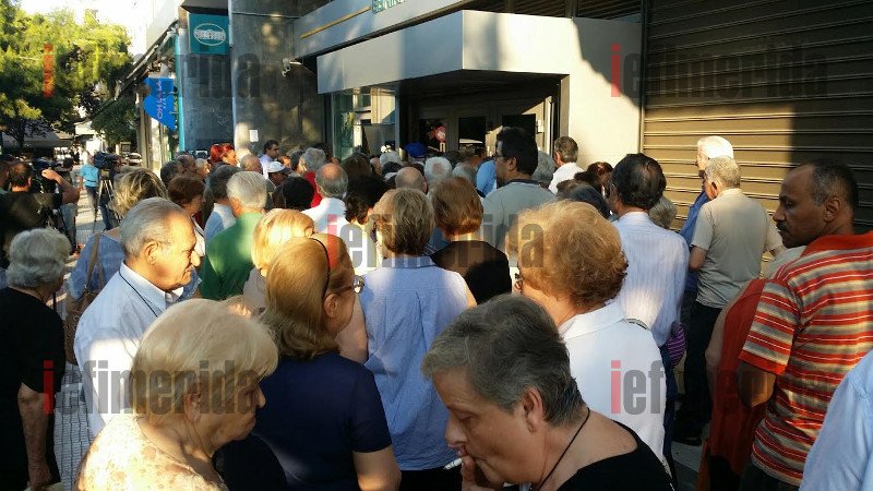 Για τρίτη ημέρα στις ουρές της ντροπής οι συνταξιούχοι για τα 120 ευρώ [εικόνες] | iefimerida.gr 2