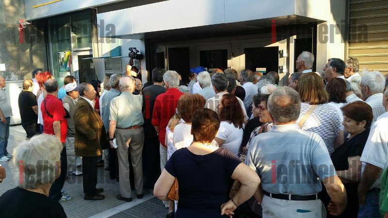 Για τρίτη ημέρα στις ουρές της ντροπής οι συνταξιούχοι για τα 120 ευρώ [εικόνες] | iefimerida.gr 3