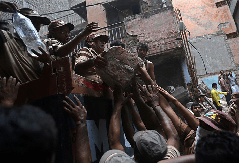 Φρίκη στην Ινδία: Κτίρια κατέρρευσαν και μετατράπηκαν σε εκατόμβες νεκρών [εικόνες] | iefimerida.gr 0