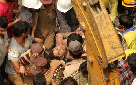 Φρίκη στην Ινδία: Κτίρια κατέρρευσαν και μετατράπηκαν σε εκατόμβες νεκρών [εικόνες] | iefimerida.gr 3